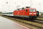 DB 143 129-5 mit Nahverkehrszug in Heilbronn am 2. August 2000.