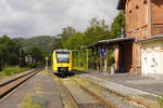 HLB-VT 506 (1648 106) fährt aus dem Bahnhof Herdorf aus (RB 96 Neunkirchen - Betzdorf, 28.7.20).
