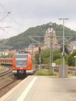 Ein 423 der S-Bahn Stuttgart bei der Einfahrt als S1 aus Plochingen im Endbahnhof Herrenberg.