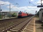 Am 28.05.2015 fuhr eine Br. 185 mit einem Güterzug in Richtung Norden durch den Haltepunkt Himmelstadt durch.