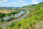 Eine unbekannte 193 der MRCE mit einem Containerzug bei Himmelstadt Richtung Würzburg, 23.07.2015