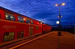 Am 16.11.2015 machte ich paar Aufnahmen in der blauen Stunde in Hof Hbf. Bei der Ausfahrt des RE 3 , damals noch 143 mit Dosto, gelang dieses Hdr des fahrenden Zuges. Sicher gibt es technisch gelungenere Bilder, aber die Stimmung mit dem Himmel finde ich gut. Ansonsten unwiederholbar, jetzt fahren hier die silbernen MRB Quitschies. Schade! So hoffe ich, es gefällt allgemein....