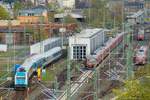 Am 29.04.2013 war ich mal wieder im 7ten Stock des Hochhauses am Fenster im Treppenhaus und habe hier den hinter der ARA Hof rangierenden Alex mit der 223 fotografiert. Man sieht auch die beiden Mitarbeiter, die wohl die Mülleimer entleeren etc. Die frühere Waggonwaschanlage ist ja in Hof nicht mehr vorhanden und ich glaube nicht, dass die ARA für Züge mit Wagen geeignet ist. Noch stehen nebenan 4 610er Einheiten abgestellt.