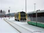 Weichenstrungen gab es am 21.12.2010 in Hof Hbf. Es wurde von Hand gerumt wie links hinten zu sehen und auf dem Lokverkehrsgleis zwischen Gleis 2 und 4 fand man aussergewhnlicherweise andere Tfz. Hier eine ER20-Lok und ein kleiner Tw der VGB. Wer genau hinschaut, kann noch einen Desiro, zwei 612er und sogar einen 628 auf diesem Bild entdecken!