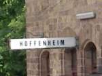 Hoffenheim: fr den Bahnverkehr ein beschauliches Bahnhfchen/ Haltepunkt, fr den Fuball(dorf)klub, der es bis zum Aufstieg in die 1.Bundesliga geschafft hat, ein ehrwrdiger Ort.
