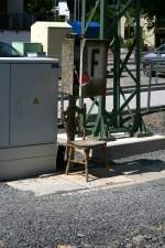 Einsamer Arbeitsplatz an einem Fernmelder beim Bahnbergang in Hoffenheim.