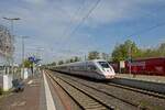 Intercity-Express-Triebzug 9201 passiert auf dem Weg nach Köln den Bahnhof Holzwickede (21.04.2022)