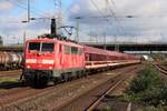 111 191 zieht am 08.10.2022 einen Partyzug in Richtung Stuttgart durch Hürth-Kalscheuren