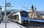 Elektrotriebzug 9442808 von Abellio fährt hier am 13.12.2022 nach Erfurt weiter.