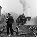 22.10.1982:  Hochbetrieb  in Jöhstadt, der Mittagszug ist eingefahren.