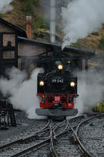 Die Dampflokomotive 99 542 startet zur ersten Rangierfahrt des Tages.