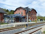 Das Bahnhofsgebäude von Johanngeorgenstadt am 14.05.2022.