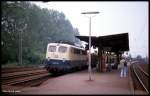 140571 fährt am 23.5.1990 um 12.04 Uhr mit einem Güterzug in Richtung Frankfurt durch Kahl am Main.