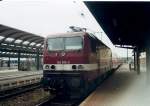 143 352 steht mit einer Regionalbahn im Oktober 2000 am Hausbahnsteig in Kaiserslautern.