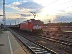 Am Abend des 04.08.2011 zieht 186 322-4 einen gemischten Güterzug am durch Kaiserslautern Hbf    