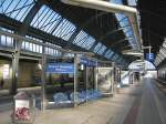 Hauptbahnhof Karlsruhe, Standort Halle. Hier ein Blick auf die  Mbilierung  der Bahnsteige fr den Fernverkehr, speziell an Gleis 1 und 2. 