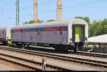 Blick auf einen Packwagen der Gattung  Dmz  (NVR-Nummer nicht bekannt) der RailAdventure GmbH, der in Karlsruhe Hbf abgestellt ist.