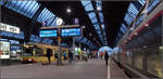 Gegensätze: Straßenbahn/Hochgeschwindigkeitszug -

Während links ein Stadtbahnzug am Bahnsteig steht, beschleunigt rechts ein TGV-Duplex nach der Anfahrt im Karlsruher Hauptbahnhof.

07.10.2019 (M)