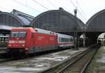 101 125-3 steht hier an seinem Startbahnhof Karlsruhe Hbf zur Abfahrt bereit. Seine Reise geht mit dem IC 2265 nach Salzburg Hbf. 12.08.2010