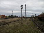 Die Zeit ist in Karow stehen geblieben,sogar die Bahnhofsuhr steht.Aufgenommen am 22.Februar 2020.