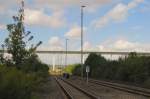 Rckschritt und Fortschritt in Karsdorf. Unten wurden die Bahnsteige im ehemaligen Bf Karsforf zurck gebaut und durch einen neuen Hp ersetzt. Oben berspannt die neue Unstruttalbrcke der Neuebaustrecke Erfurt - Leipzig/Halle das Gleis der Unstrtutbahn; 08.09.2012