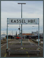 Kassel Hbf hat seit der Verlegung des Fernverkehrs an den Bahnhof Wilhelmshöhe deutlich an Bedeutung verloren und wirkt mitunter etwas verlassen. Im Hintergrund sind der Tunnelrettungszug mit 714 112 und 146 252 mit dem RE nach Frankfurt zu sehen. (31.10.2025)