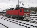 Lok BR 143 im Dezember 2005 abgestellt in Kassel Hbf.