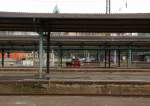 Leere Bahnsteige in Kassel Hbf. Nur eine kleine Holzeisenbahn wartet auf ihre nchsten Fahrgste; 04.04.2012