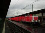 Der Tunnelhilfszug der DB steht am 21.03.2012 mit zwei Dreibeinen im Kasseler Hauptbahnhof und wartet sich die Rder platt, wollen wir hoffen dass man ihn nicht braucht.