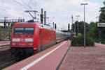 101 018-0 schiebt den IC nach Karlsruhe aus dem Bahnhof Kassel Wilhelmshöhe am 09.07.2017