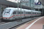 Der ICE 1171 nach Basel SBB hält auf Gleis 2 des Kassel-Wilhemshöher Bahnhofes. 12.04.2022