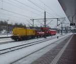 203 302-5 der DB Netz mit einem Schienenkran in Fahrtrichtung Kassel Rbf.