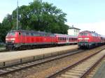 Treffen der zwei BR 218 bespannten Regionalzge nach Mnchen (re.) und Memmingen (li.) am 08.06.2009 in Kaufering.