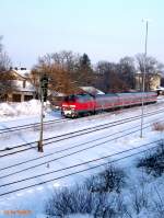 Impression aus dem vergangenem Winter: 218 zieht einen Regionmalexpress, bestehend aus vier Buntlingen, aus dem Bahnhof  Kaufering  Richtung Buchloe.