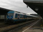Zum Ende des ALEX Süd: 223 072 mit Werbung  Griaß di Allgäu  steht am 5.12.20 mit ihrem ALX 84107 Lindau-München Pasing im Bahnhof in Kempten (Allgäu) und wartet auf ihre
