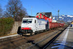Mit einem kurzen Güterzug durchfährt die 186 443 der Lokomotion - mit Werbung für den Beruf des Lokomotivführers - am Freitag, den 14. Januar 2022 den Bahnhof Kiefersfelden auf ihrem Weg nach Kufstein.