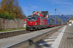Am sonnig milden 9. November 2022 durchfährt Vectron 1293 042 der ÖBB den Bahnhof Kiefersfelden auf dem Weg nach Kufstein - und schließlich weiter nach Italien.