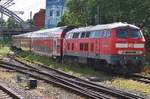 218 329-1 drückt am Nachmittag des 17.6.2017 den RE72 (RE21920) nach Flensburg aus dem Kieler Hauptbahnhof.