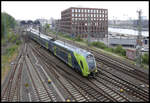 Der moderne ET 445002 fährt hier am 27.05.2020 um 13.54 Uhr in Kiel Hauptbahnhof nach Hamburg ab.