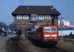 111 084 mit dem Reiterstellwerk  Kp  (vermutlich Kiel Personenbahnhof) und RE nach Hamburg (30.8.19999.