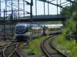 Ein Talent der Ostseeland-Verkehr und angehngt ein weiteres Triebfahrzeug von Interconnex bei der Einfahrt in Kiel Hbf am 11.06.2006. Offenbar sind die Fahrzeuge unter Connex-Tchtern fr den Einsatz in Schleswig-Holstein an die Nord-Ostseebahn ausgeliehen worden.