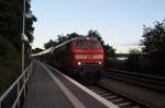 Hier 218 333-3 mit einem RE84 (RE21494) von Hamburg Hbf. nach Kiel Hbf., bei der Einfahrt am 15.9.2015 in Kiel Elmschenhagen. 