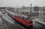 Am 26.April 2016 kehrte der Winter noch einmal kurz nach Kiel zurück. Im frischen Schnee macht sich 143 966-0 mit einer RB77 (RB21119) nach Neumünster auf den Weg. 