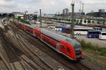 Von 218 333-3 geschoben macht sich der RE83 (RE21623) nach Lübeck Hauptbahnhof am Mittag des 22.6.2016 in Kiel Hauptbahnhof auf den Weg.