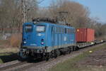 140 678-4 zog am 23.03.2026 ihren Güterzug durch den Bahnhof Kirchweyhe