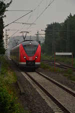 Doppelgrinsekatze auf der S8, vorn ist der 1440 300-0 bei der Anfahrt an den Bahnsteig in Kleinenbroich zu sehen.