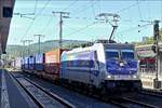 Lok 186 297-8 von RTB Cargo, zieht einen Containerzug durch den Bahnhof von Koblenz.