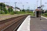 Bahnhof Koblenz - Lützel, aufgenommen am 18. Juni 2022. Blickrichtung Norden, linke Rheinstrecke. Für längere Züge sind die Bahnsteige zu kurz, wie ich aus eigener Erfahrung lernen mußte.