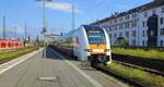 Hier zu sehen die 462-064 mit einer weiteren 462-052 der National Express (Rhein-Ruhr-Express) bei der Einfahrt in Koblenz Hbf als RE5 (28509) aus Oberhausen Hbf auf Gleis 2.

Aufgenommen am 31.08.2023 um 10:47 Uhr.