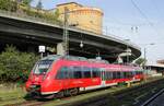 Am 11.10.2023 wartet der zweiteilige 442 003 von DB Regio im Hauptbahnhof Koblenz auf seine nächsten Aufgaben